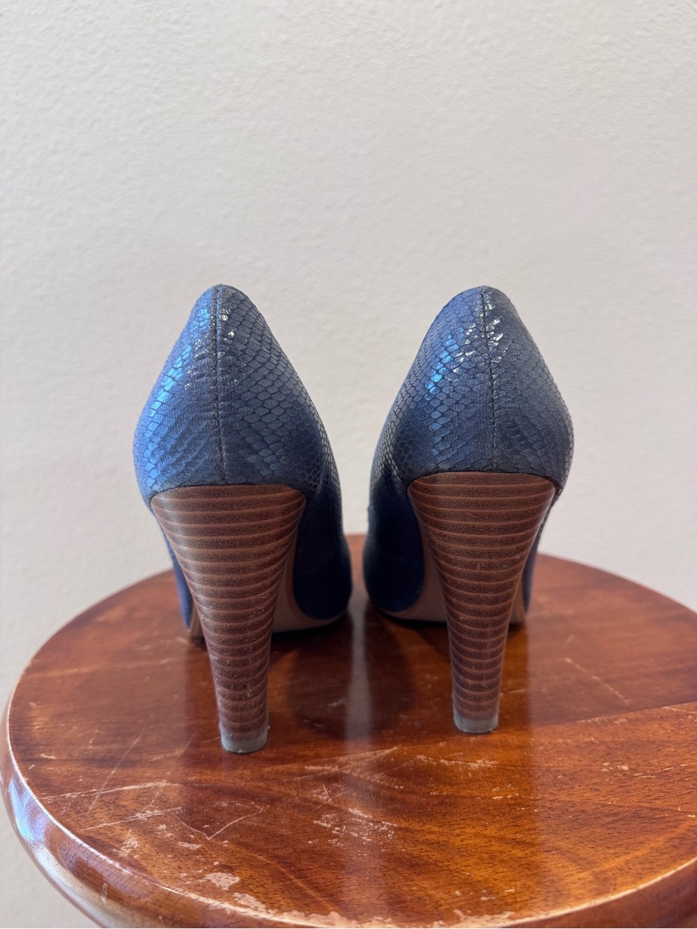 Blue Snakeskin stack heels 7.5 - Picture 2 of 5